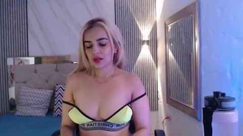 Snapshot of julieta__fox_ chatting on 03-20-26, 11:20 julieta__fox_ online show from 03-20-26, 11:20