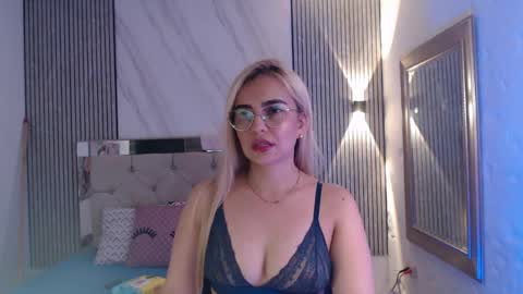 Snapshot of julieta__fox_ chatting on 03-27-26, 02:06 julieta__fox_ online show from 03-27-26, 02:06