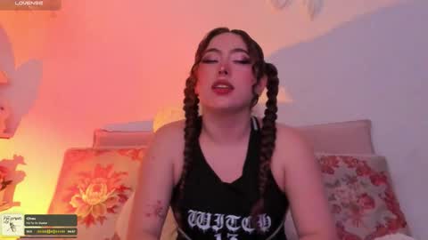 Snapshot of julieta_cooper20 chatting on 10-24-25, 03:47 Juli online show from 10-24-25, 03:47