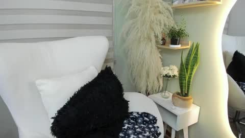 Snapshot of julieta_evans_1 chatting on 04-17-26, 12:46 Julieta online show from 04-17-26, 12:46