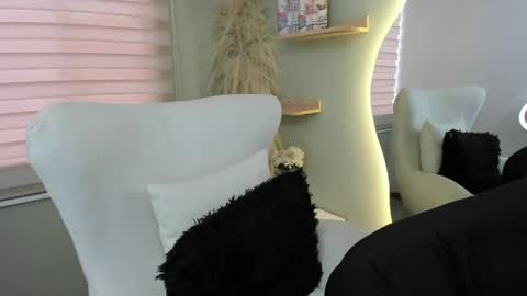 Snapshot of julieta_evans_1 chatting on 04-30-26, 10:36 Julieta online show from 04-30-26, 10:36