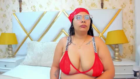 julietaowen online show from 10-30-25, 02:18