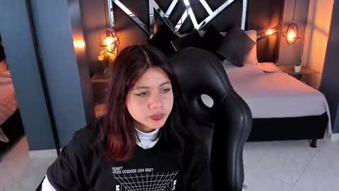 Snapshot of julieth_brown_ chatting on 10-11-25, 07:34 Julieth online show from 10-11-25, 07:34