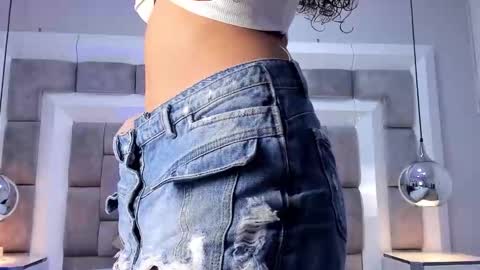 Hi guys It is a pleasure to have you here I am Julieta  online show from 11-05-25, 11:54