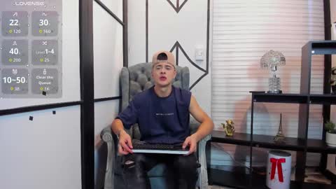 Snapshot of juniormorris_ chatting on 10-25-25, 09:42 Junior online show from 10-25-25, 09:42