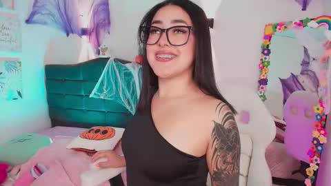 Snapshot of justonecute chatting on 10-19-25, 08:04 Emy online show from 10-19-25, 08:04