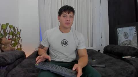 Snapshot of kaledd_musclee chatting on 10-23-25, 08:18 Kaledd musclees room Master online show from 10-23-25, 08:18