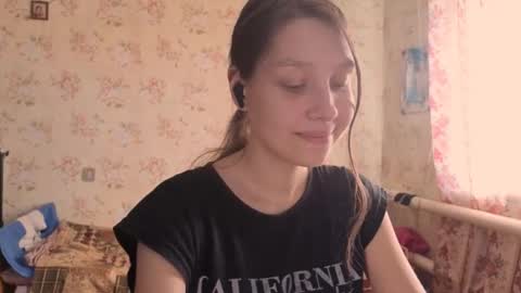 Snapshot of kamisalling chatting on 10-17-25, 07:22 Mari Simmons online show from 10-17-25, 07:22