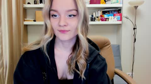 Snapshot of kara_smith_ chatting on 01-10-25, 12:49 Kara. Off from 15th till 24th of December online show from 01-10-25, 12:49