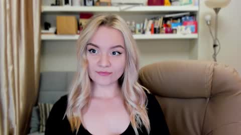 Snapshot of kara_smith_ chatting on 09-15-25, 11:05 Kara. Off from 15th till 24th of December online show from 09-15-25, 11:05