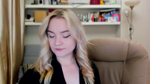 Snapshot of kara_smith_ chatting on 09-17-25, 11:06 Kara. Off from 15th till 24th of December online show from 09-17-25, 11:06