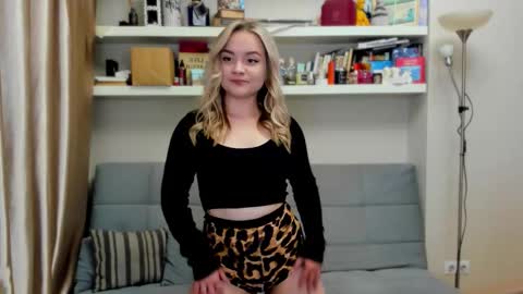 Snapshot of kara_smith_ chatting on 10-01-25, 10:38 Kara. Off from 15th till 24th of December online show from 10-01-25, 10:38