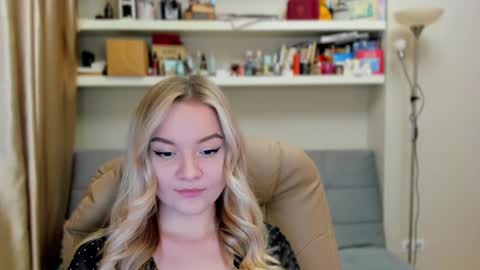 Snapshot of kara_smith_ chatting on 10-10-25, 10:09 Kara. Off from 15th till 24th of December online show from 10-10-25, 10:09