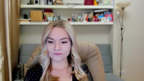 Snapshot of kara_smith_ chatting on 10-17-25, 11:18 Kara. Off from 15th till 24th of December online show from 10-17-25, 11:18