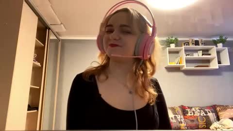 Snapshot of kariejenison chatting on 11-08-25, 08:25 Im Olivia online show from 11-08-25, 08:25