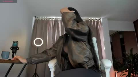 Snapshot of karinnixx chatting on 02-12-26, 02:23 Karin online show from 02-12-26, 02:23