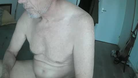 Snapshot of karledgar33 chatting on 01-11-25, 08:33 Karl online show from 01-11-25, 08:33