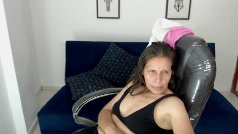 Snapshot of karlye_hot chatting on 12-11-24, 06:04 KARLYE online show from 12-11-24, 06:04