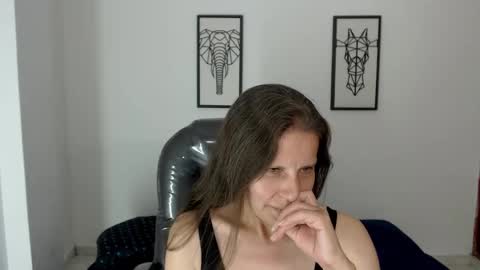 Snapshot of karlye_hot chatting on 12-17-24, 06:02 KARLYE online show from 12-17-24, 06:02