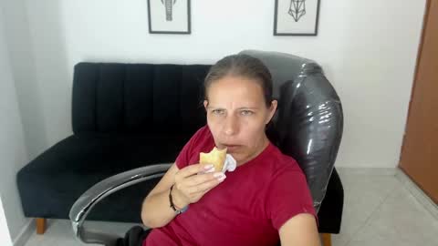Snapshot of karlye_hot chatting on 02-01-25, 01:44 KARLYE online show from 02-01-25, 01:44