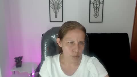 Snapshot of karlye_hot chatting on 02-18-25, 05:42 KARLYE online show from 02-18-25, 05:42