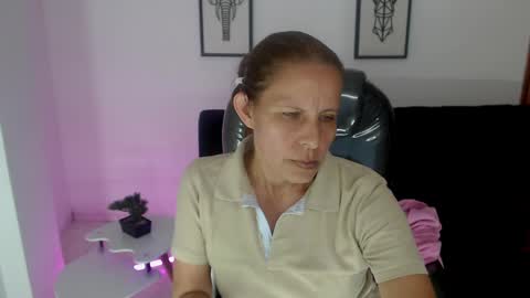 Snapshot of karlye_hot chatting on 02-19-25, 09:17 KARLYE online show from 02-19-25, 09:17
