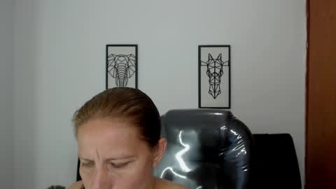 Snapshot of karlye_hot chatting on 02-25-25, 03:31 KARLYE online show from 02-25-25, 03:31