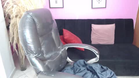 Snapshot of karlye_hot chatting on 09-19-25, 02:46 KARLYE online show from 09-19-25, 02:46