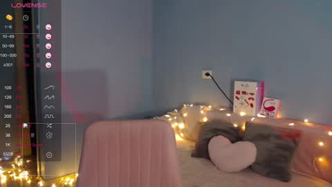 Snapshot of karolina_hottie_ chatting on 06-22-26, 03:25 Kira online show from 06-22-26, 03:25