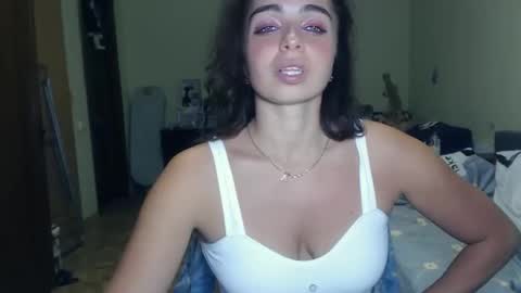 Snapshot of karolinasweet chatting on 12-03-24, 08:28 Mila online show from 12-03-24, 08:28