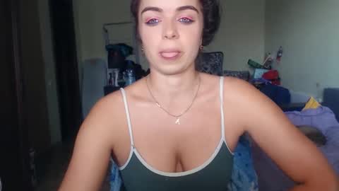 Snapshot of karolinasweet chatting on 02-27-25, 10:04 Mila online show from 02-27-25, 10:04