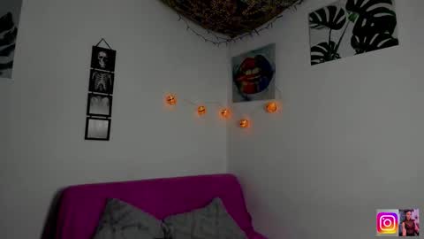 kassandra james online show from 10-25-25, 12:02