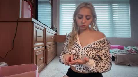 kateharperr online show from 12-19-25, 07:21