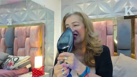 Snapshot of katiaromero chatting on 09-23-25, 04:59 KATIA ROMERO online show from 09-23-25, 04:59