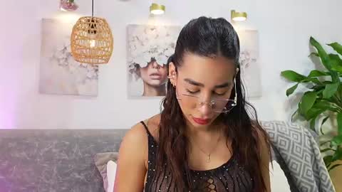 Snapshot of katiecruz_ chatting on 06-18-26, 11:03 Katie online show from 06-18-26, 11:03