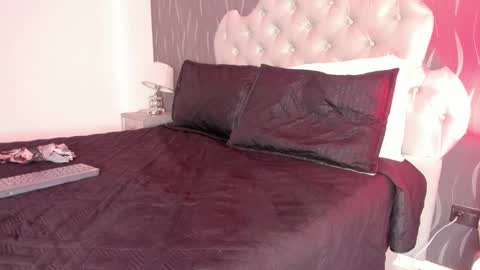 Snapshot of katierouge chatting on 01-10-25, 03:39 Katie online show from 01-10-25, 03:39