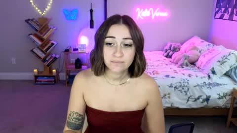 Snapshot of katieverona chatting on 01-26-25, 10:35 Katie Verona online show from 01-26-25, 10:35