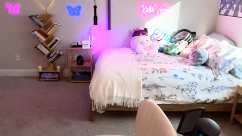 Snapshot of katieverona chatting on 02-07-25, 09:37 Katie Verona online show from 02-07-25, 09:37