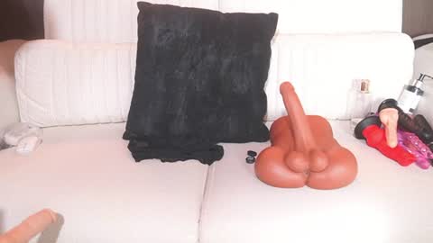 K A T L Y N  online show from 06-14-26, 07:27