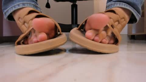 Snapshot of katty_feet_ chatting on 04-14-26, 07:20 Katty online show from 04-14-26, 07:20