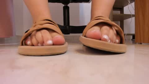 Snapshot of katty_feet_ chatting on 05-06-26, 07:41 Katty online show from 05-06-26, 07:41