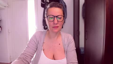 Snapshot of katynextdoor chatting on 06-14-26, 05:42 Katy online show from 06-14-26, 05:42