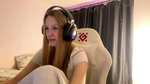Snapshot of kayceefroehner chatting on 04-12-26, 02:22 Amia online show from 04-12-26, 02:22