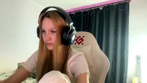 Snapshot of kayceefroehner chatting on 04-18-26, 05:17 Amia online show from 04-18-26, 05:17