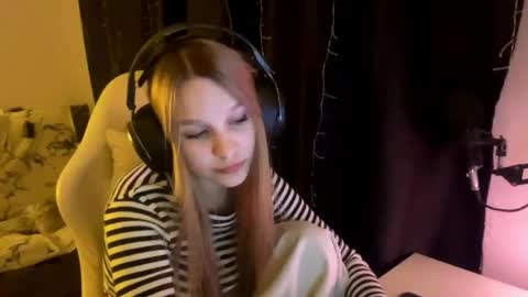 Snapshot of kayceefroehner chatting on 05-03-26, 06:36 Amia online show from 05-03-26, 06:36