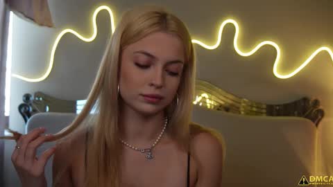 Snapshot of kelly_peachpiee chatting on 09-24-25, 05:22 Kelly online show from 09-24-25, 05:22