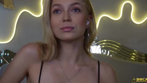 Snapshot of kelly_peachpiee chatting on 10-13-25, 05:29 Kelly online show from 10-13-25, 05:29