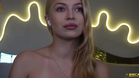 Snapshot of kelly_peachpiee chatting on 10-17-25, 05:32 Kelly online show from 10-17-25, 05:32