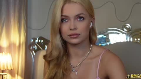 Snapshot of kelly_peachpiee chatting on 10-21-25, 05:41 Kelly online show from 10-21-25, 05:41