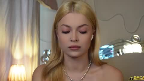 Snapshot of kelly_peachpiee chatting on 10-22-25, 05:30 Kelly online show from 10-22-25, 05:30